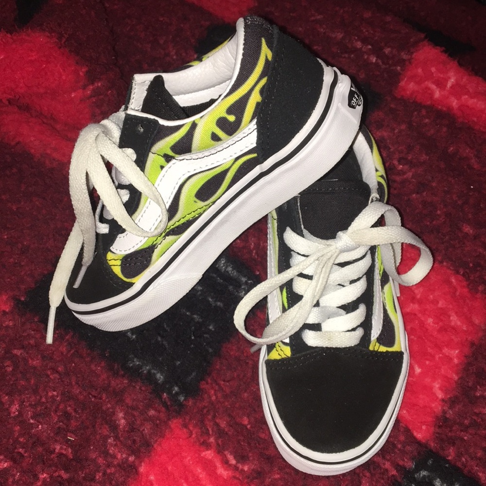 Kids lace up Vans